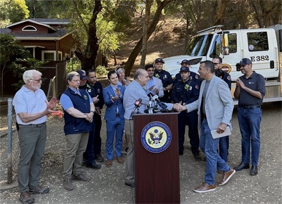 Mayor Hudes shaking hands with Rep Liccardo at a media event regarding wildfire preparedness